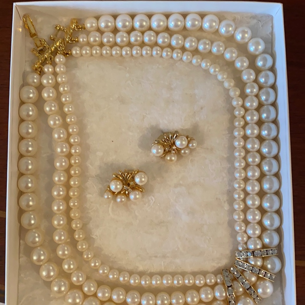 Pearl 3 layered with earring set.